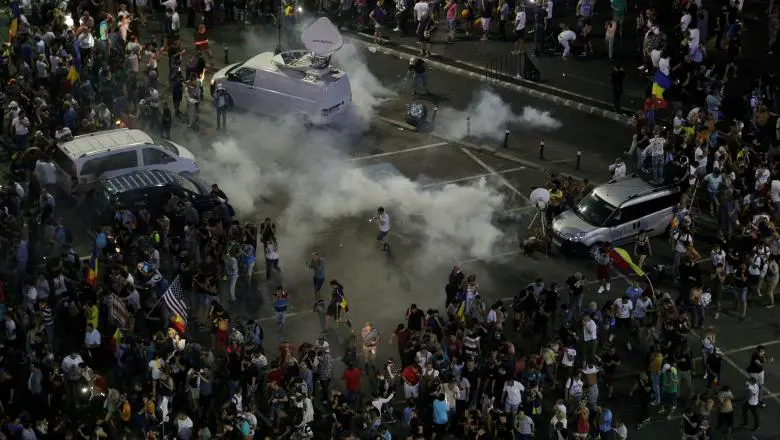 Incidente la protestele romanilor din diaspora fata de guvernul PSD, in Piata Victoriei, vineri, 10 august 2018 Foto: Inquam Photos / Octav Ganea