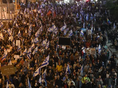 La Tel Aviv, demonstranţii s-au adunat în centrul oraşului, mulţi fluturând steaguri şi purtând pancarte pe care scria "Israelul nu trebuie să devină o dictatură" - Foto: Profimedia Images/ Gili Yaari