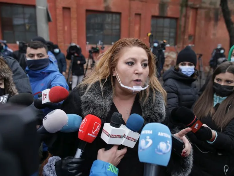 Măștile de plastic transparent, tot mai populare printre politicieni, nu protejează. Diana Șoșoacă poartă des astfel de măști. Foto Inquam Photos/Octav Ganea