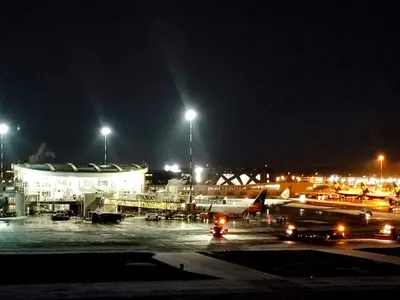 Intervenții pe aeroport. Ce se întâmplă cu traficul aerian după ce a nins toată noaptea - Foto: CNAB