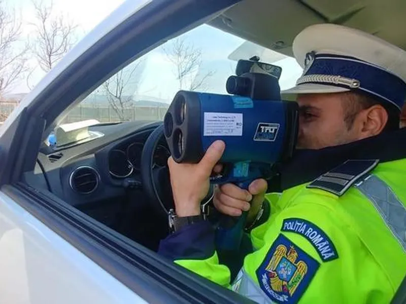 Doi tineri șoferi, prinși cu 165 km/h pe Autostrada Transilvania. / Foto: Inquam Photos