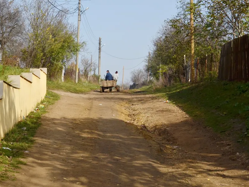 România dă în gropi: 1.300 km drumuri județene din pământ și 111 km de drum național pietruit - Foto: gds.ro