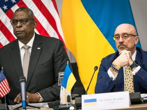 Secretarul american al apărării, Lloyd J. Austin III (stânga), stă de vorbă cu ministrul ucrainean al apărării, Oleksii Reznikov, la cea de-a șasea reuniune a Grupului de contact pentru apărare din Ucraina, la sediul NATO - Foto: Profimedia Images