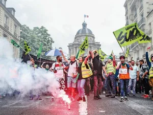 Feroviari demonstrând pentru pachetele de pensie înainte de termen, grevă pe care Macron a sfidat-o cu succes.  Foto Getty Images