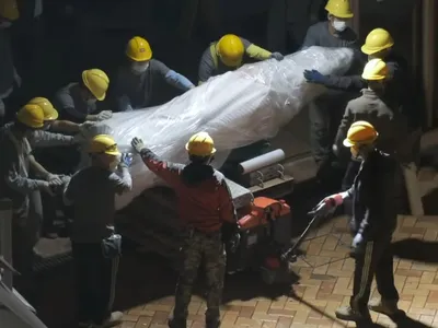 Statuia a fost demolată de muncitorii angajați de universitate. FOTO: Captură video