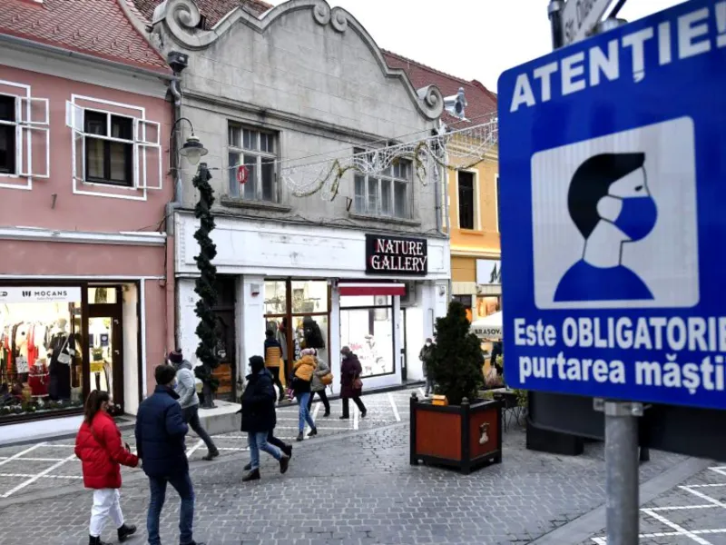 Masca de protecţie devine obligatorie şi în spaţiile deschise din Brașov. / Foto: brasov.net