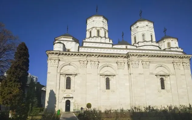 Propagandă antivaccinare cu cipuri și ADN modificat în pronaosul Mănăstirii Golia din Iași/FOTO: ziaruldeiasi.ro