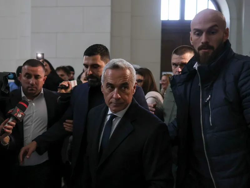 FOTO Din salariu de 1.000€ de profesor, Călin Georgescu e păzit 4 bodyguarzi din Legiunea Străină - Foto: INQUAM PHOTOS / Octav Ganea