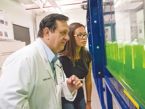 Profesorul Andrei Ludu,   alături de studenții săi, în laboratorul de la Embry-Riddle Aeronautical University, Daytona Beach