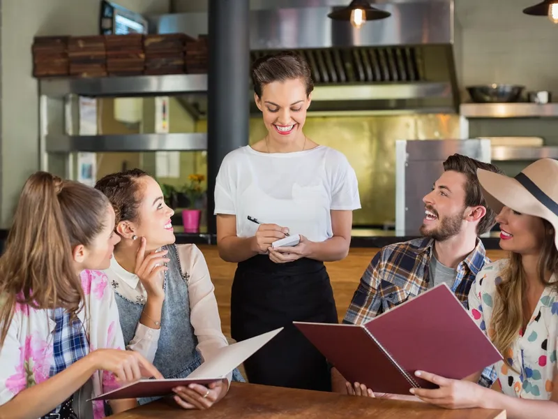 La fel ca mamele, un restaurant pedepsește clienții care nu mănâncă tot din farfurie. „Să fie clar!” - Foto: Profimedia images