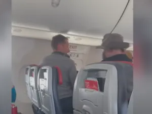 Panică într-un avion după ce un bărbat a încercat să deschidă ușa chiar în timpul zborului - Foto: Captura  foto Youtube