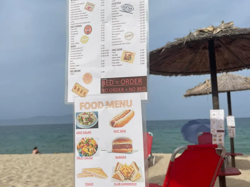 Vacanță în Halkidiki? Cât costă să mergi la plajă: bere - 5 €, cola – 3,5 €, șezlong GRATIS - Foto: Facebook/Forum Halkidiki