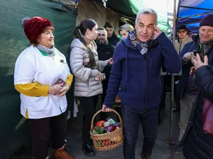 Călin Georgescu a purtat geacă de Mufflon de 1.200 lei, la piață să își ia produse tradiționale - Foto: INQUAM PHOTOS / Octav Ganea