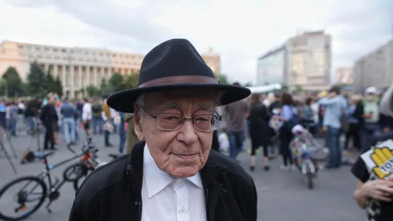 Mihai Șora, în Piața Victoriei// Foto: Inquam Photos / Octav Ganea