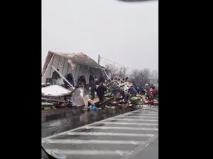 Camion răsturnat. Localnicii se înfruptă - Foto: captură video