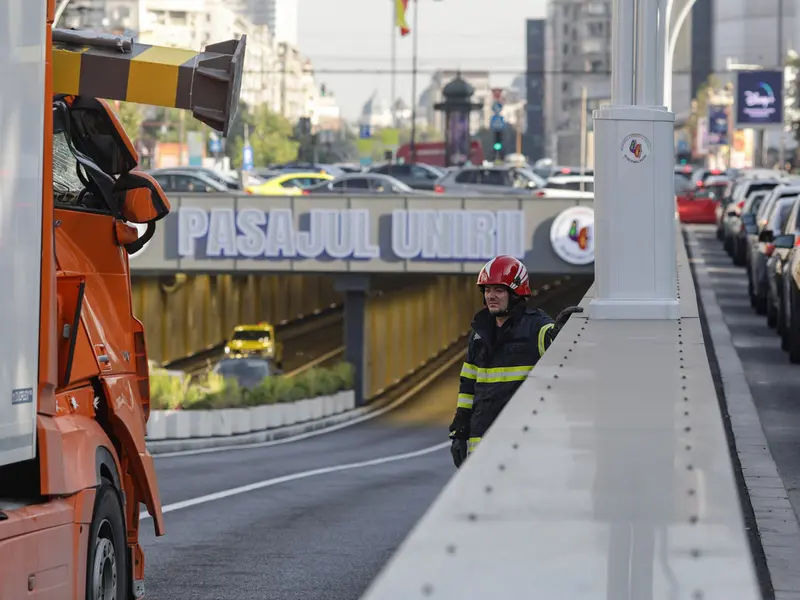 Autobuzele electrice STB, mai înalte decât cele diesel. Vor putea trece prin Pasajul Unirii? / Foto: Inquam Photos / Octav Ganea