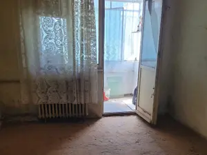 FOTO 30.000 €, apartament două camere, 40 mp la Brăila, cu igrasie, jeg și pământ pe jos - FOTO: FB