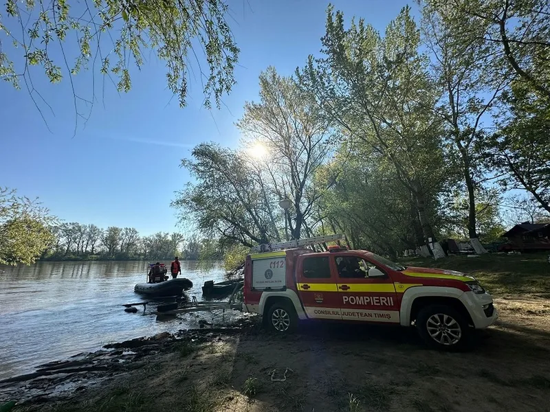 O barcă cu 12 persoane la bord s-a răsturnat duminică seara pe râul Mureș. (imagine cu caracter ilustrativ) - Foto: ISU Timiș