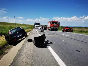 Două mașini s-au făcut zob după ce s-au lovit frontal Foto: ISU Cluj