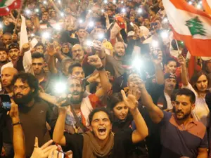 Cel puţin 45 de persoane rănite în ciocniri între forţele de ordine şi manifestaţi anti-lockdown la Tripoli/FOTO: Reuters