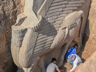 Descoperire epocală: Statuia unui „lamassu", de peste 2.700 de ani vechime, găsită în Irak - Foto: Facebook/Iraq museum