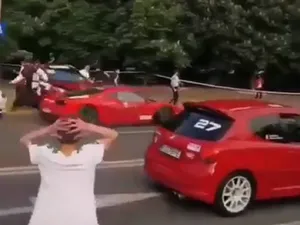 Un Ferrari a intrat într-o Tesla la Campionatul Naţional de Îndemânare Auto de la Ploiești Foto: captură Youtube