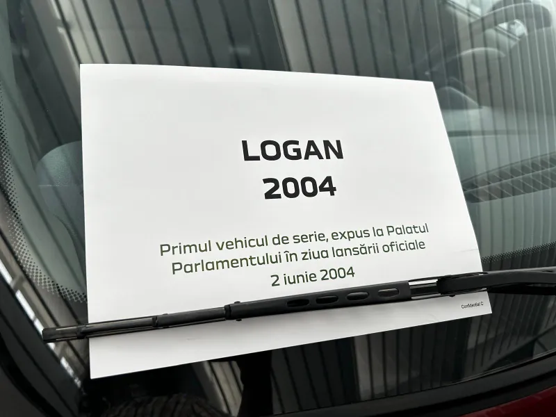 Prima Dacia Logan de serie, dezvelită de Iliescu în 2004. Era „full de full”. Costa 8.000 € - Foto: NW