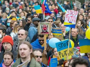 Circa 5.000 de ruși aflați departe de Putin, la Praga, au protestat împotriva războiului din Ucraina. / Foto: uk.news.yahoo.com