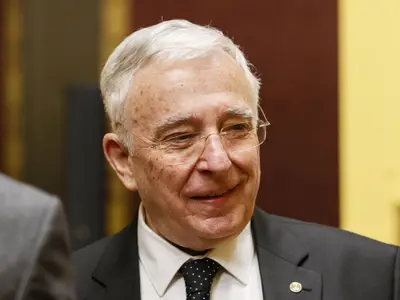 Isărescu mai ia un mandat la BNR. Are 80.000 lei salariu și 20.000 lei pensie - Foto: INQUAM PHOTOS/Cornel Putan