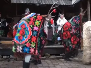 VIDEO De Anul Nou. Obiceiuri la români: Pluguşorul, Mersul cu Buhaiul, Jocul Caprei şi Jocul Ursului - Foto: captură YouTube