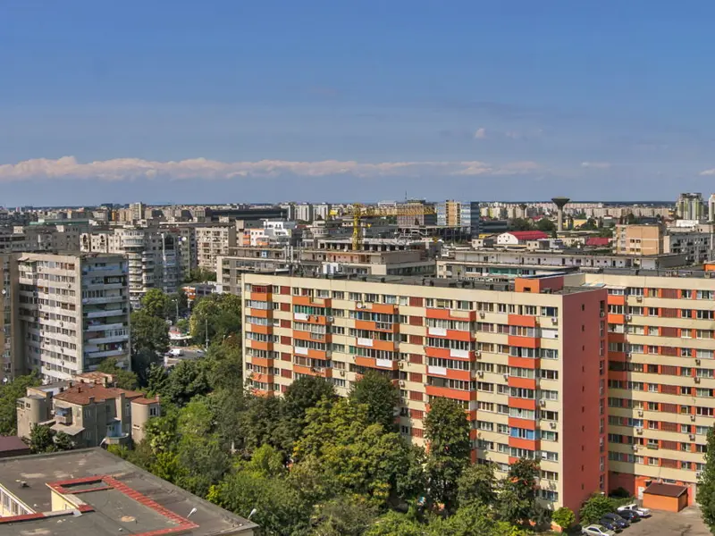 AMENDĂ de până la 500 de lei pentru românii care stau la bloc și au covoare. Ce NU au voie să facă? - Foto: Istock / imagine cu rol ilustrativ