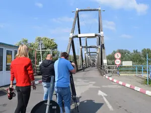 România și Ucraina, legate printr-un pod din lemn peste Tisa care stă să cadă. / Foto: Vasile Moldovan, Facebook