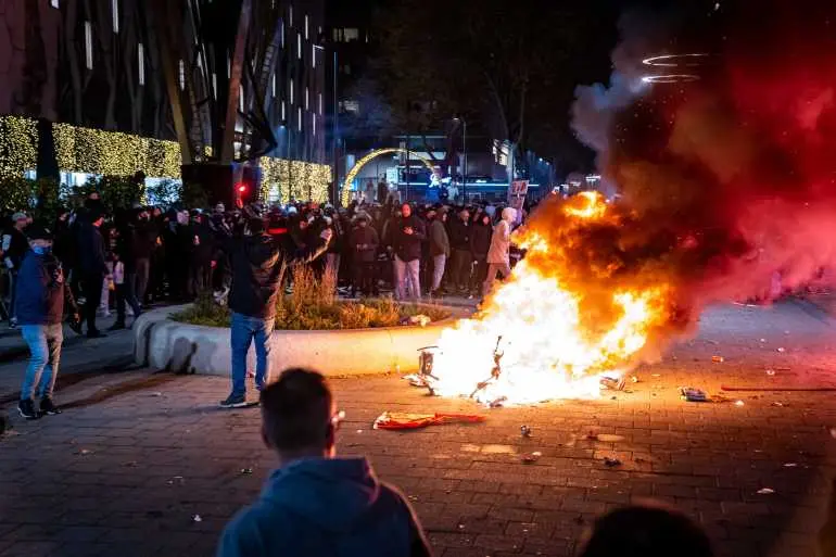 Protestele anti-restricții din Olanda au degenerat. Poliția a tras focuri de avertisment. / Foto: aljazeera.com