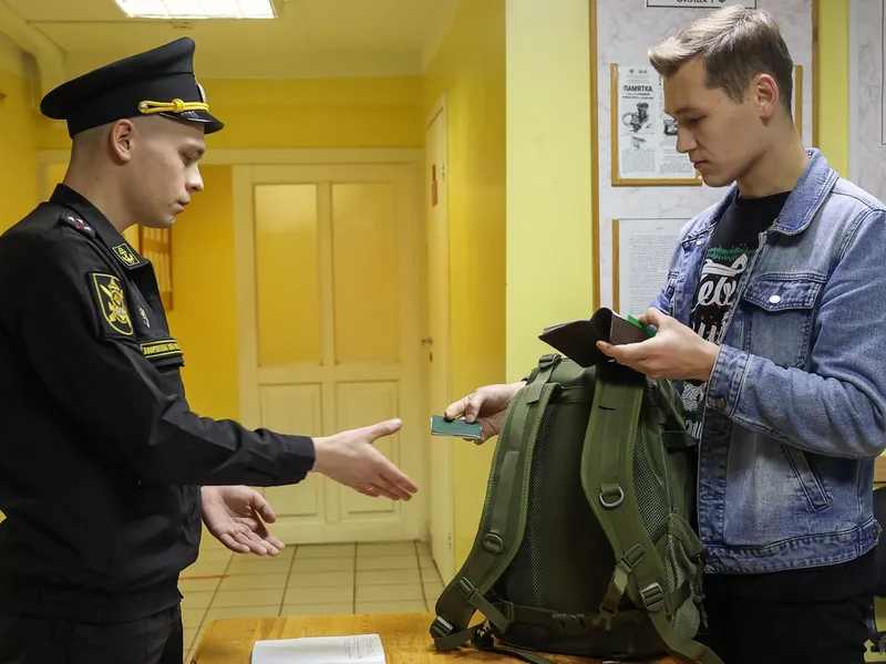 Un bărbat înrolat pentru serviciul militar în timpul mobilizării parțiale, la comisariatul militar din Murmansk, Rusia - Foto: Profimedia Images/ Pavel Lvov