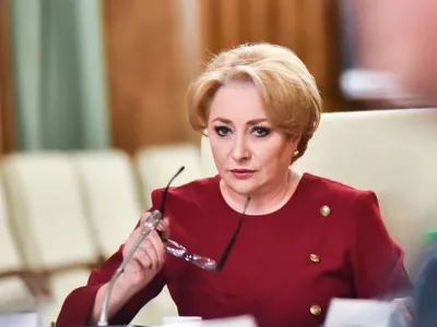 În două din cele patru fotografii de pe noua pagină de Facebook, premierul Dăncilă ține ochelarii în mână