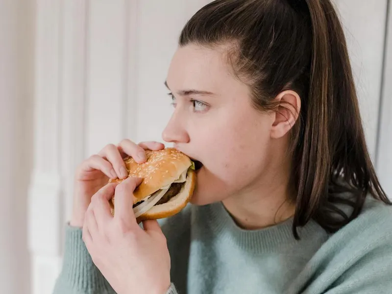 Ce nu trebuie să faci la nervi, oboseală sau stres. E periculos pentru organism, spune un psihiatru - Foto: pexels.com/Tim Samuel