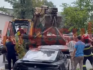 Un copac cade pe un BMW Seria 8. Apoi, „Dorel” îl scapă din excavator. / Foto: captură ecran