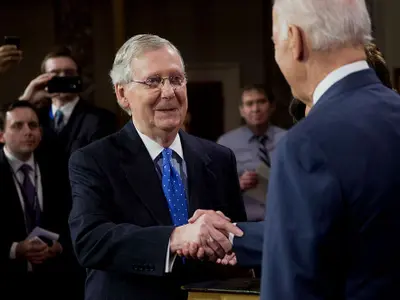 Mitch McConnell și Joe Biden / Foto: bloomberg.com