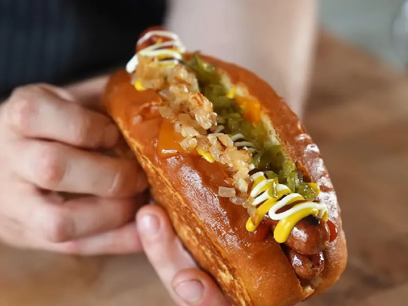 Cât costă hot-dog-ul cu boabe de piper din aur