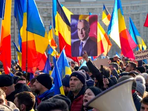 Susținătorii lui Călin Georgescu protestează în București. Jandarmeria a luat măsuri speciale - Foto: Profimedia Images