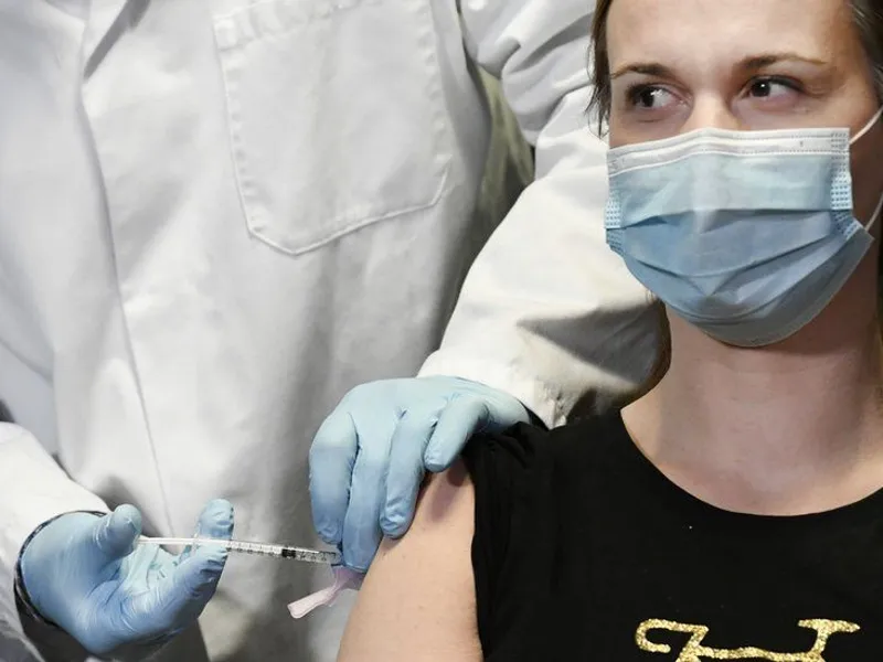 Vaccin administrat împotriva COVID/FOTO: Getty