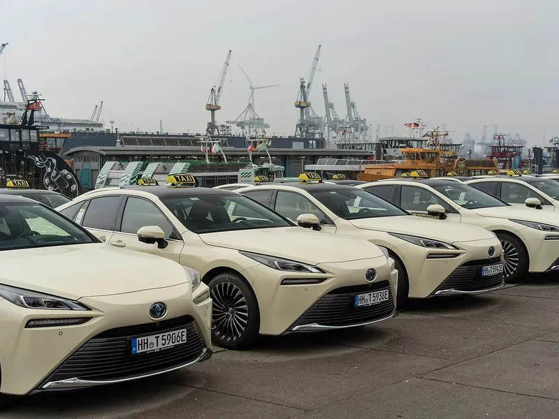 Flotă de taxiuri Toyota Mirai, pe hidrogen, la Hamburg. - Foto: Facebook/Toyota Romania