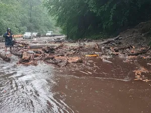 Căderi masive de pietre pe Transfăgărășan. Circulația este blocată pe ambele sensuri de mers Foto: facebook/Prefectura Arges