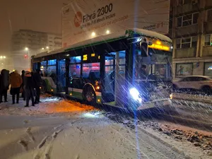 10 cm de zăpadă, în București. Mai multe mijloace de transport în comun, blocate de „dâmburi” - Foto: Facebook/Tudose Dumitru