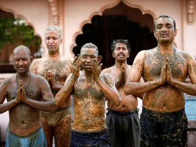 „Terapie” anti-COVID cu bălegar și urină de vacă, în India. Medicii avertizează că e periculos. / Foto: reuters.com