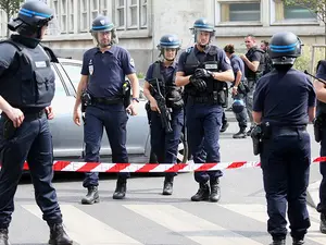 Poliția franceză a ucis un bărbat care i-a atacat cu un cuțit în gara din Paris/FOTO: RT.com