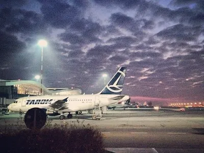 Calitatea serviciilor de pe aeroportul Otopeni și a companiei Tarom a scăzut puternic, susține Airhelp Foto: Facebook