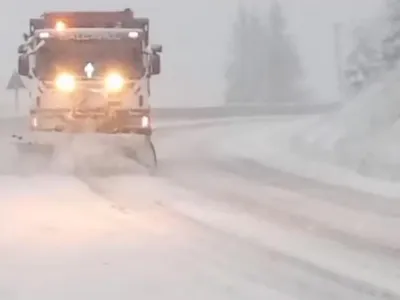 Prima ninsoare mai consistentă, primele mașini blocate pe drum. Atenție, dacă mergeți pe DN 17 - Foto: captură video