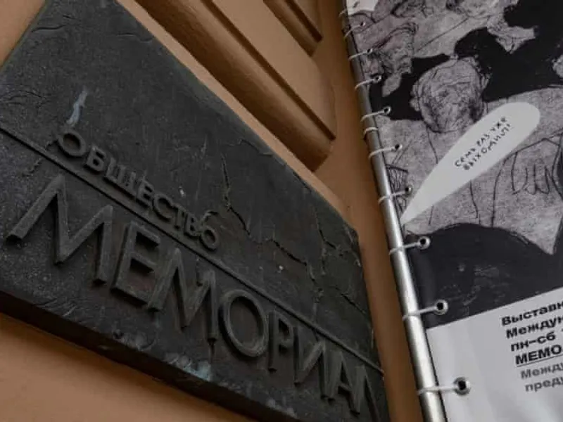 AFP: Moscova vrea să controleze trecutul Rusiei prin lichidarea organizaţiei Memorial. / Foto: theguardian.com