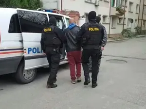 Polițiștii de la rutieră, atacați cu pietre când încătușau un tânăr Foto: Digi24